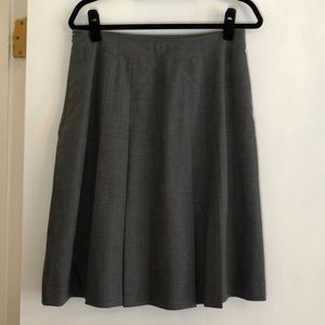 Vintage Burberry with original Burberrys labeling, grey pleated skirt (size 8)